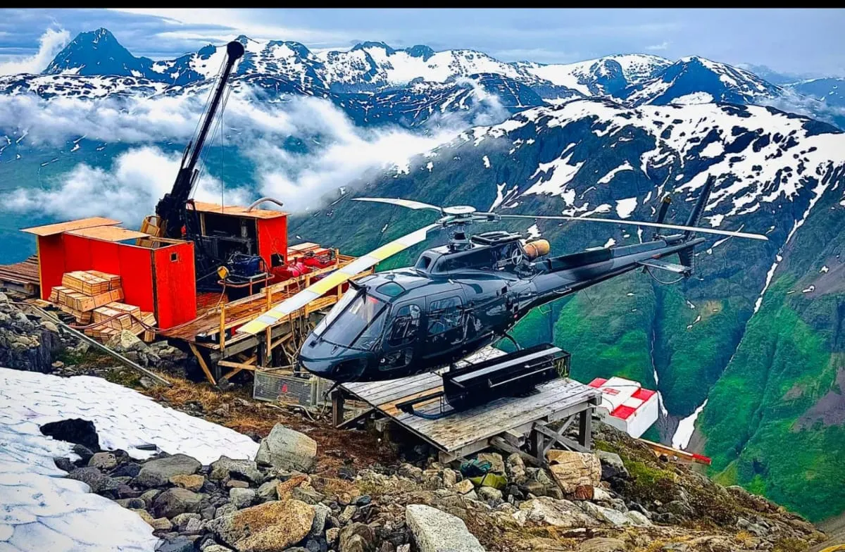 Drill on a mountain ridge supported by a helicopter